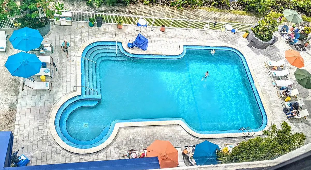Une piscine sur un toit-terrasse entourée de parasols à Miami