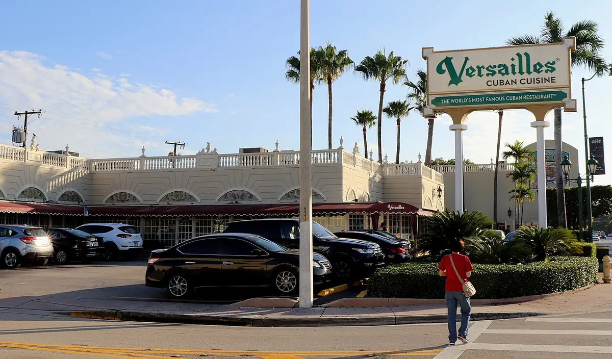 Le restaurant Versailles, façade et palmiers à Miami