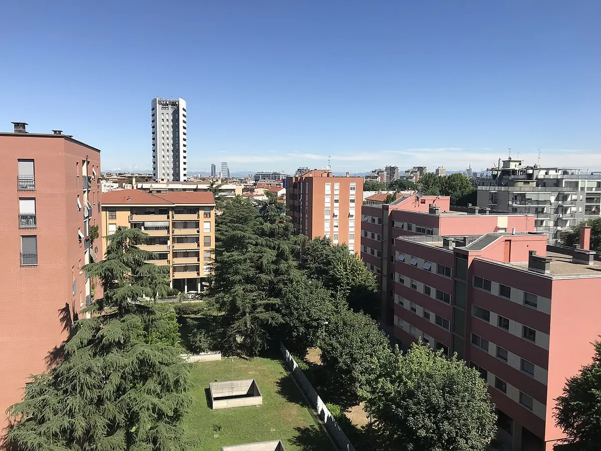 Vue sur des immeubles d’habitation du sud de Milan et une cour arborée