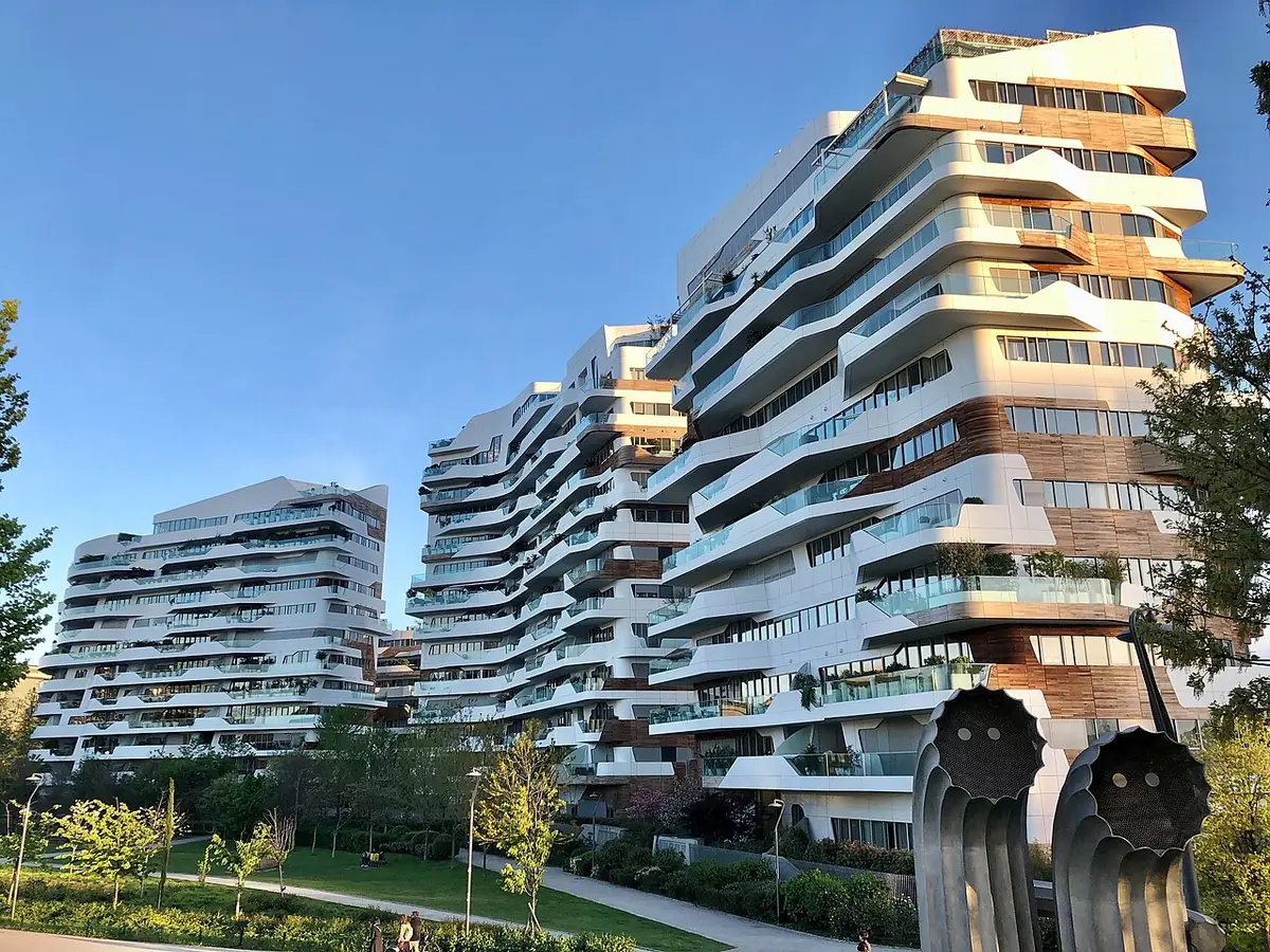 Les résidences Hadid du quartier CityLife à Milan, immeubles aux balcons courbes au-dessus d’un parc