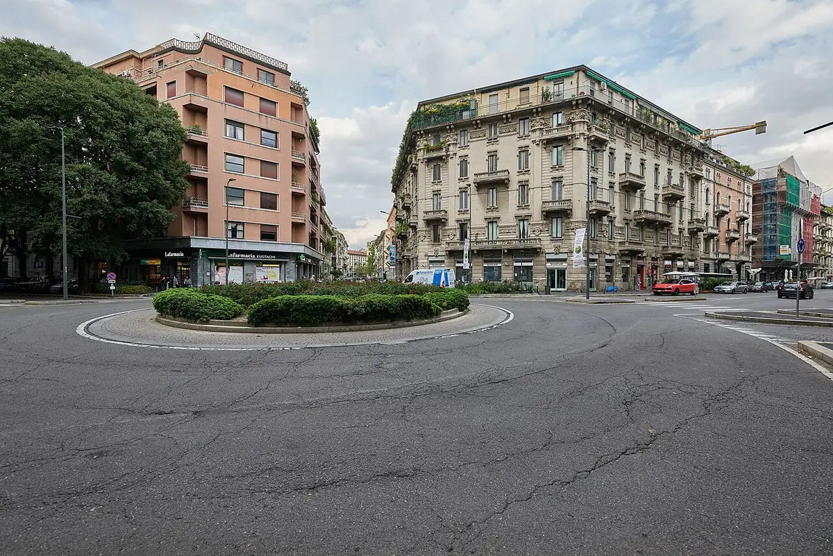 Rond-point de la via Alessandro Stradella à Milan entouré d’immeubles résidentiels