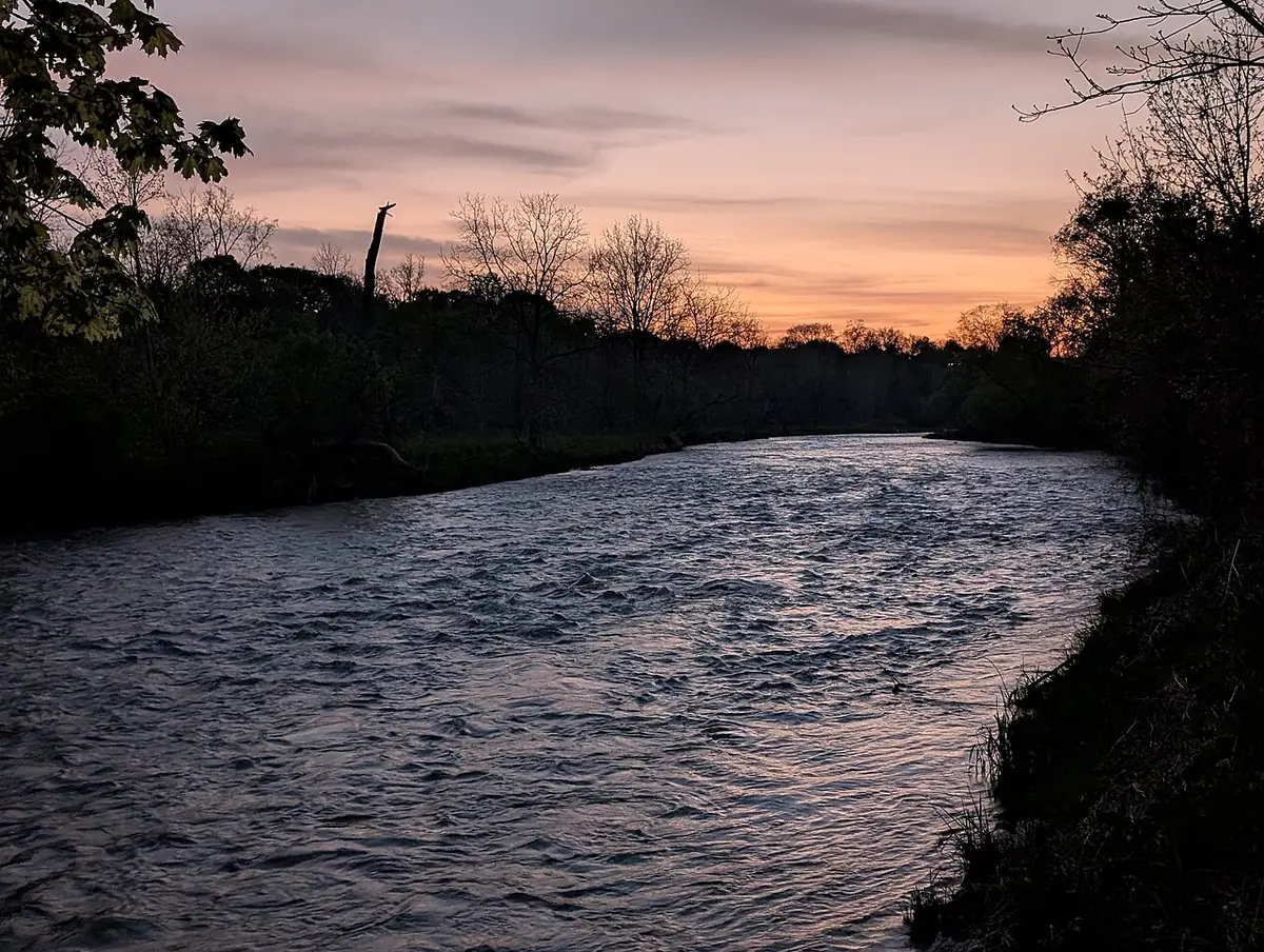 La rivière Credit au crépuscule, à Mississauga