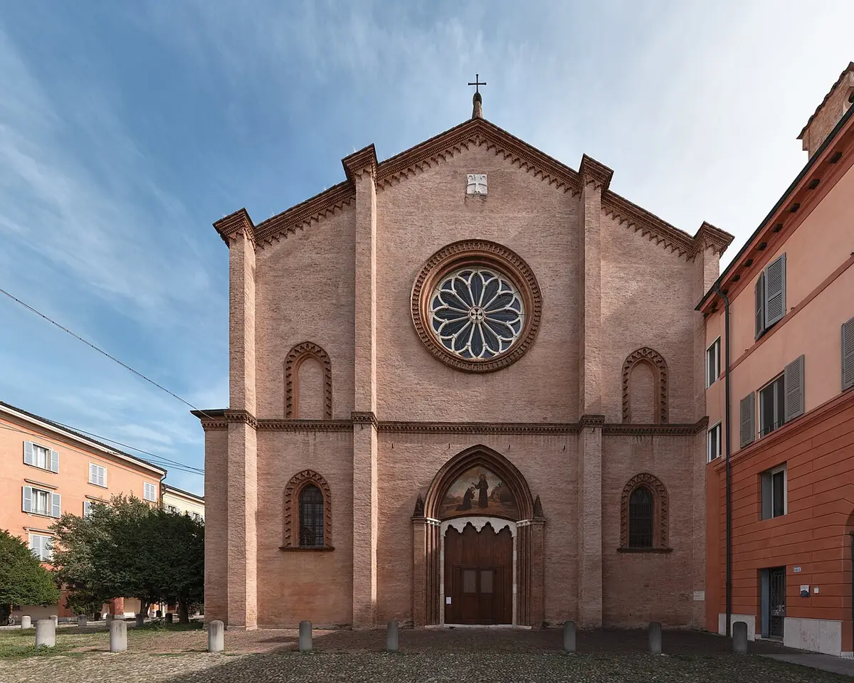L’église San Francesco de Modène, façade en brique à rosace, à côté d’un immeuble