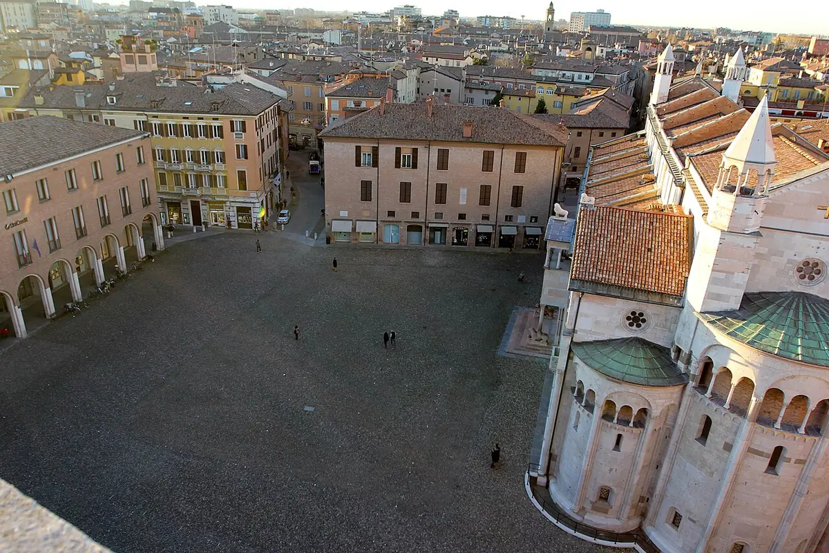 La Piazza Grande de Modène vue d’en haut, avec le Duomo et les toits de tuiles