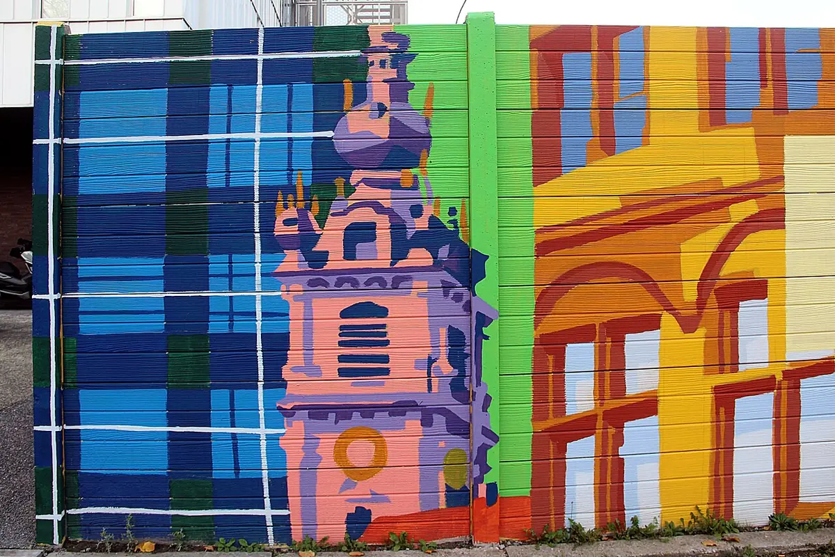 Une fresque murale représentant le beffroi de Mons, dans une rue du centre