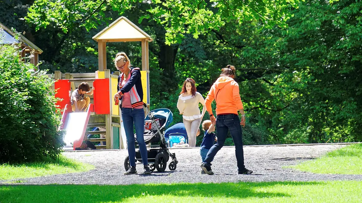Une famille se promène près de l’aire de jeux du parc du Waux-Hall, à Mons