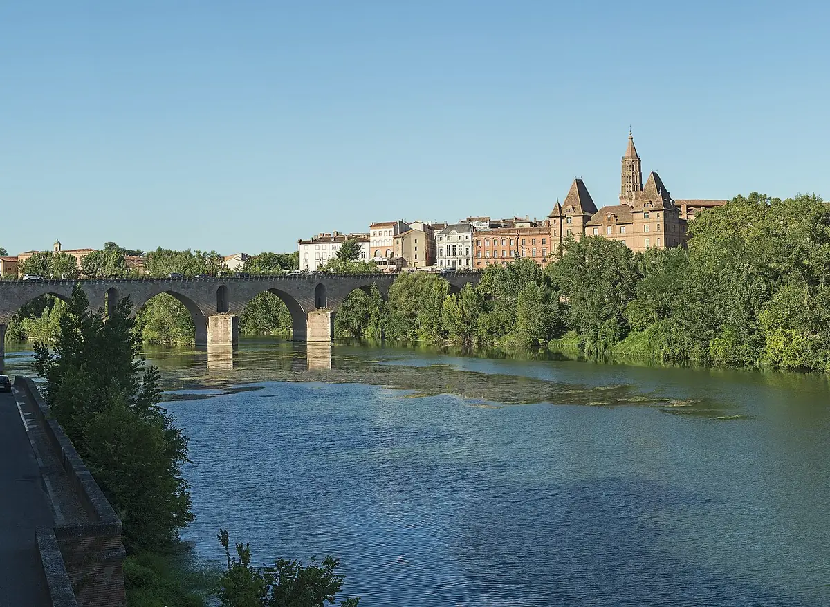 Le Pont Vieux de Montauban sur le Tarn, bâtiments en brique rose sur la rive