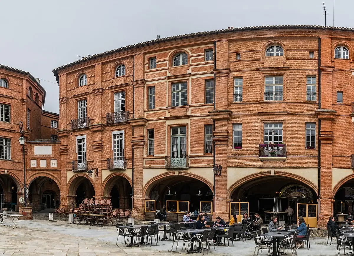 La place Nationale de Montauban, immeubles en brique à arcades et terrasses de café