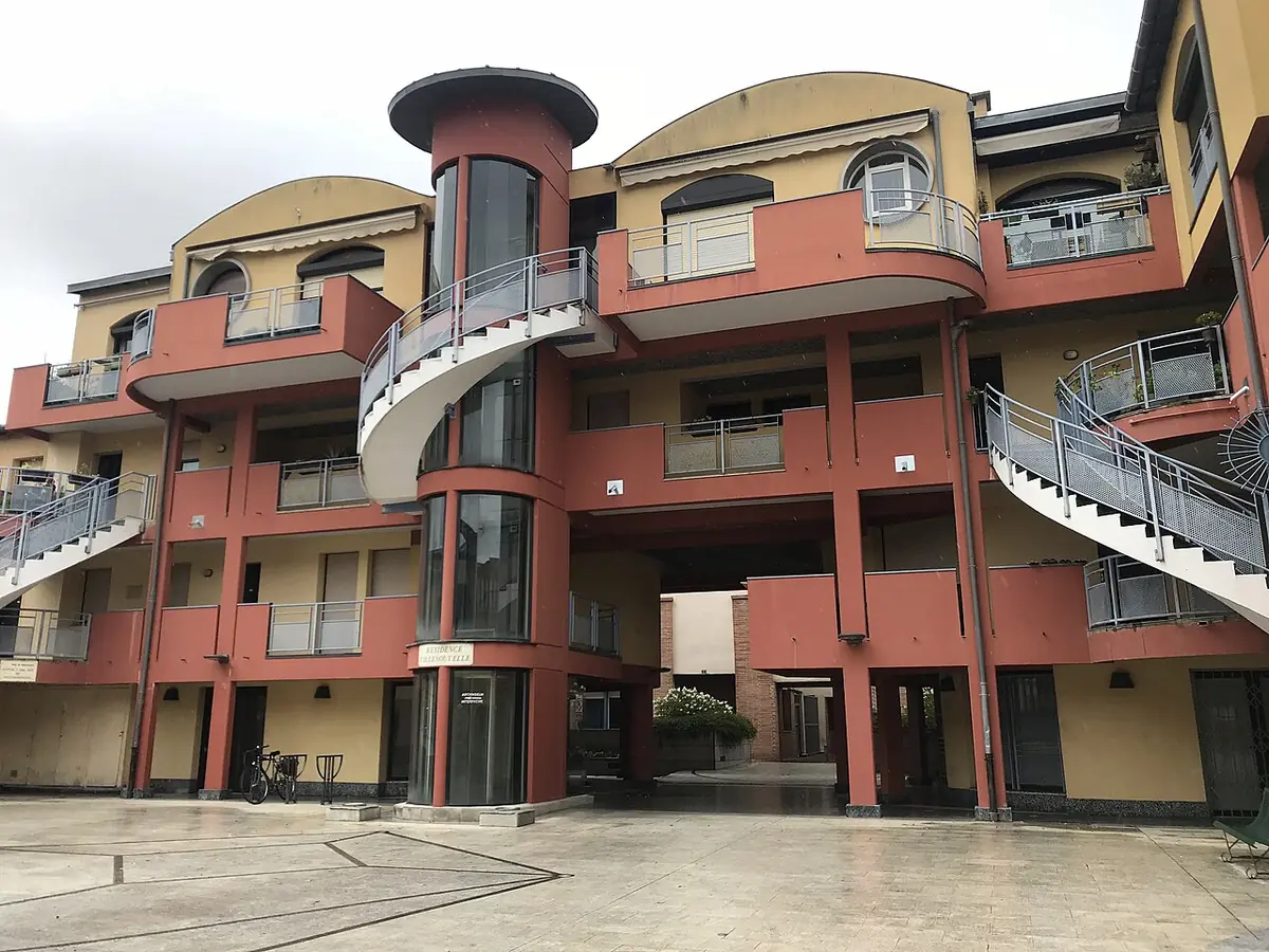 La résidence Villenouvelle à Montauban, immeuble d’appartements avec escaliers en colimaçon