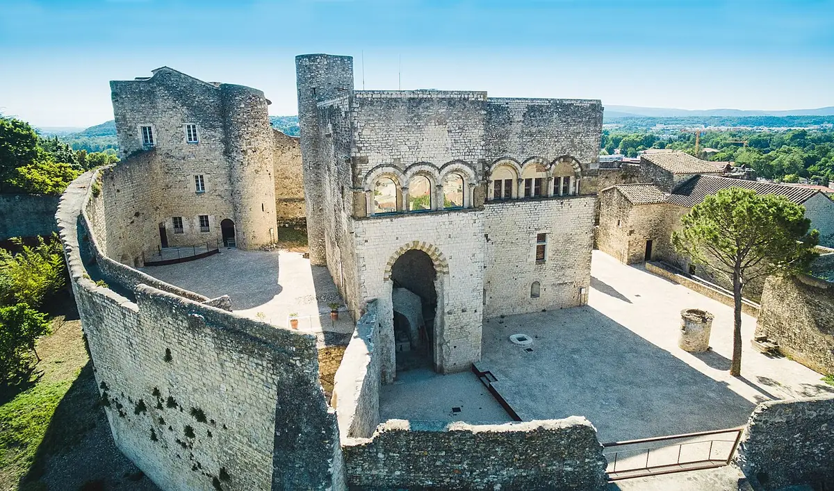 Vue aérienne du château des Adhémar à Montélimar, ses remparts et sa cour, campagne au loin