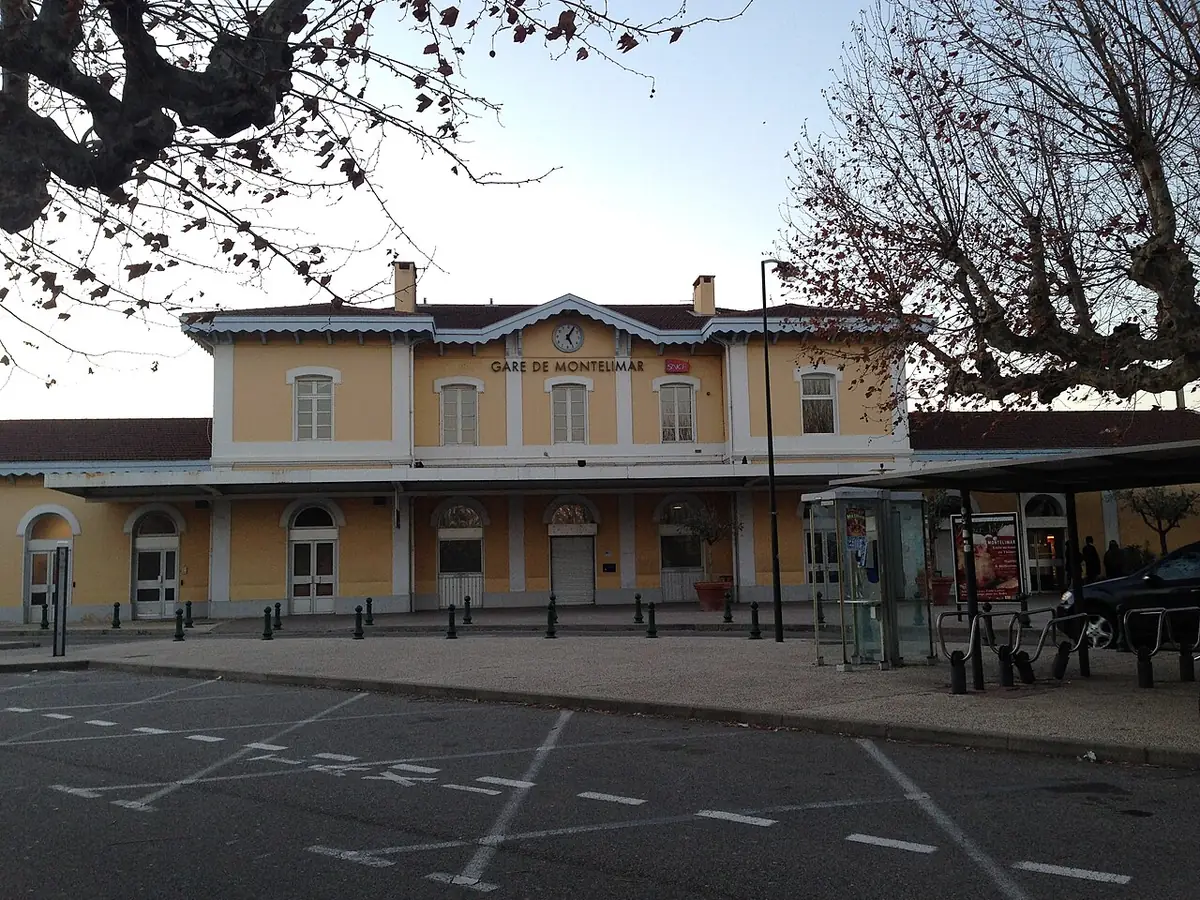 Le bâtiment voyageurs de la gare de Montélimar et son parvis