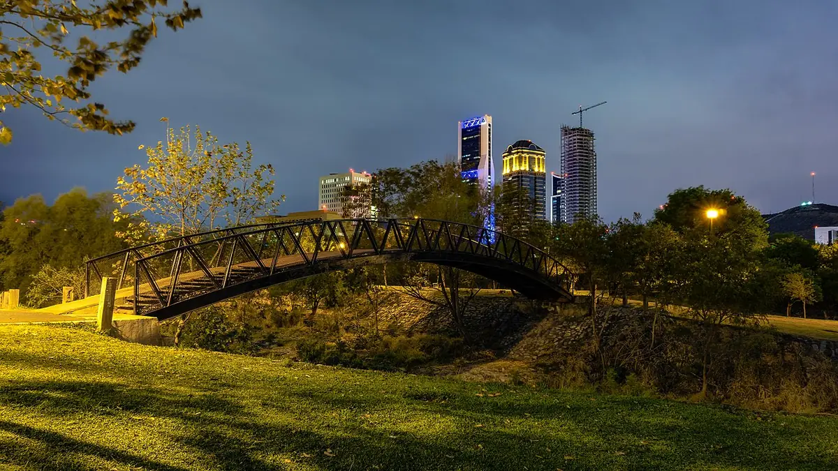 Un pont éclairé dans le parc Rufino Tamayo, de nuit à Monterrey