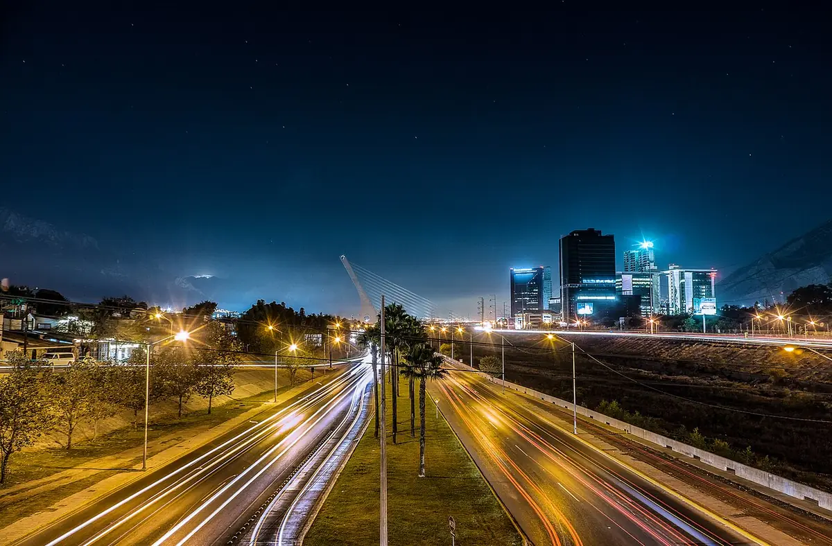 Un pont à câbles illuminé de nuit sur une avenue de Monterrey