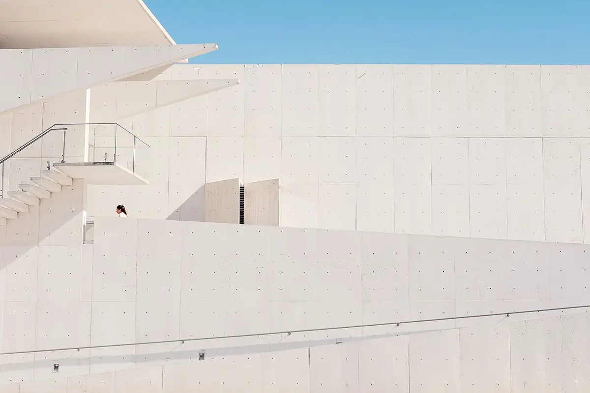 Un immeuble moderne aux lignes blanches, à San Pedro Garza García