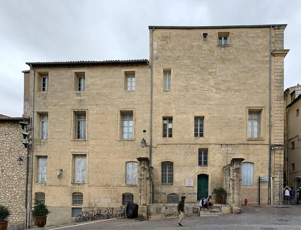 La façade en pierre de l’Hôtel d’Aurès à Montpellier