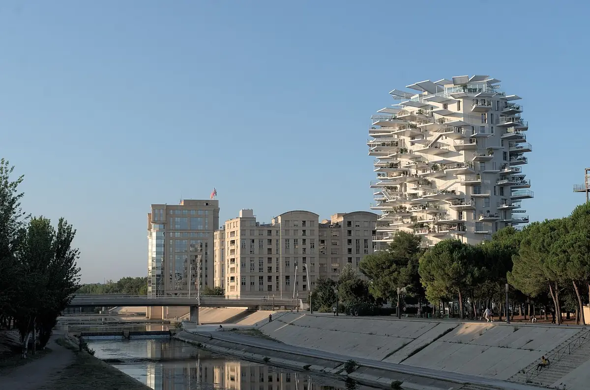L’immeuble futuriste de l’Arbre Blanc au bord du Lez