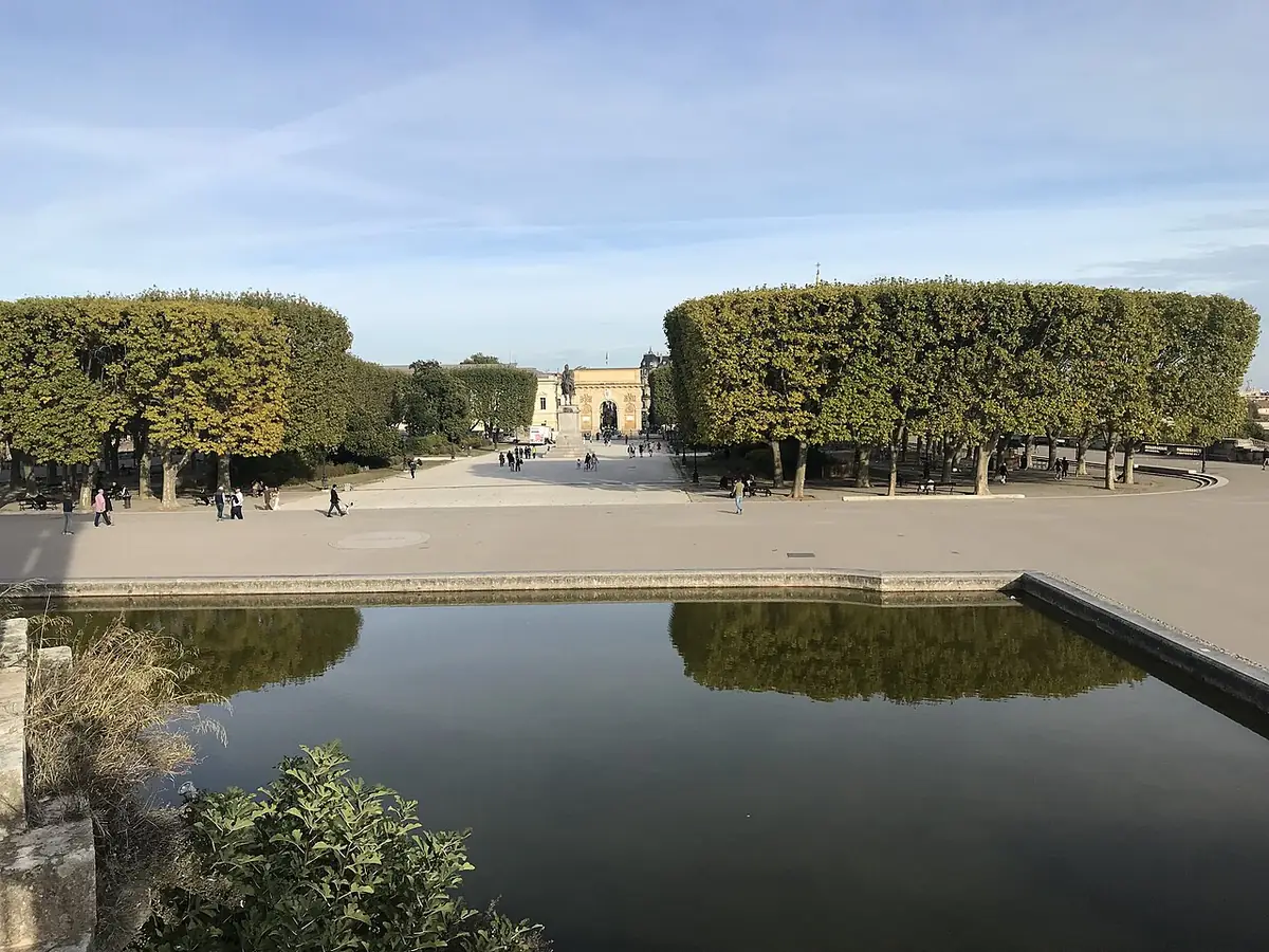 La promenade du Peyrou avec son bassin et l’arc de triomphe de Montpellier