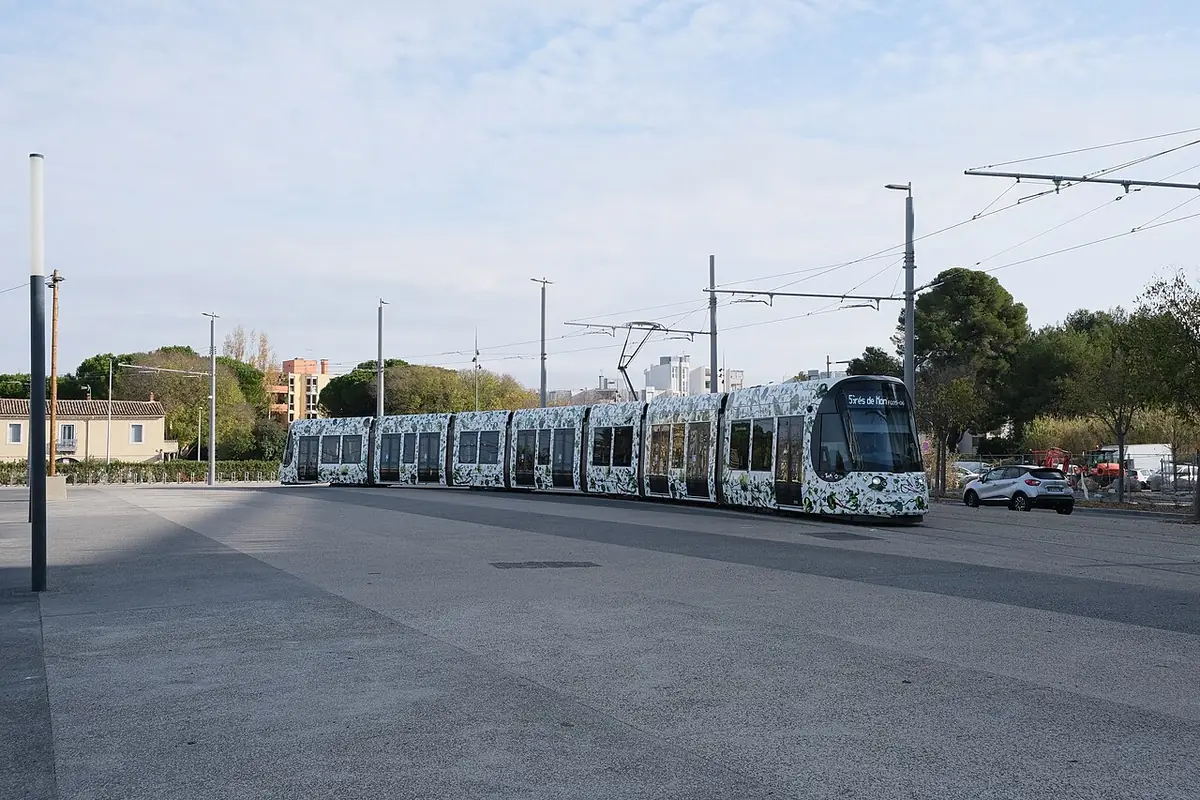 Le tramway circulant devant des immeubles modernes à Montpellier