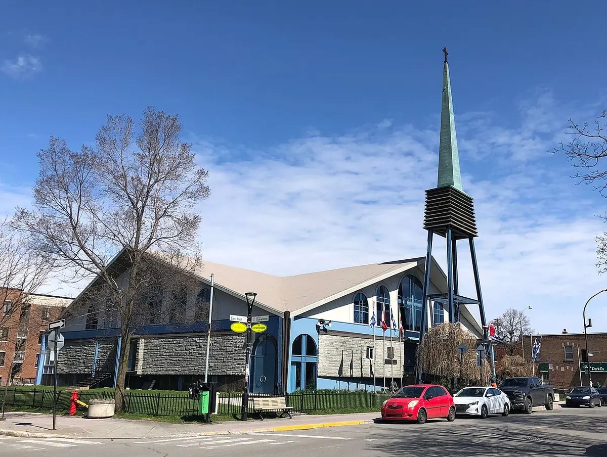 L’église orthodoxe grecque de l’Annonciation, sa haute flèche bleue au coin d’une rue de Montréal