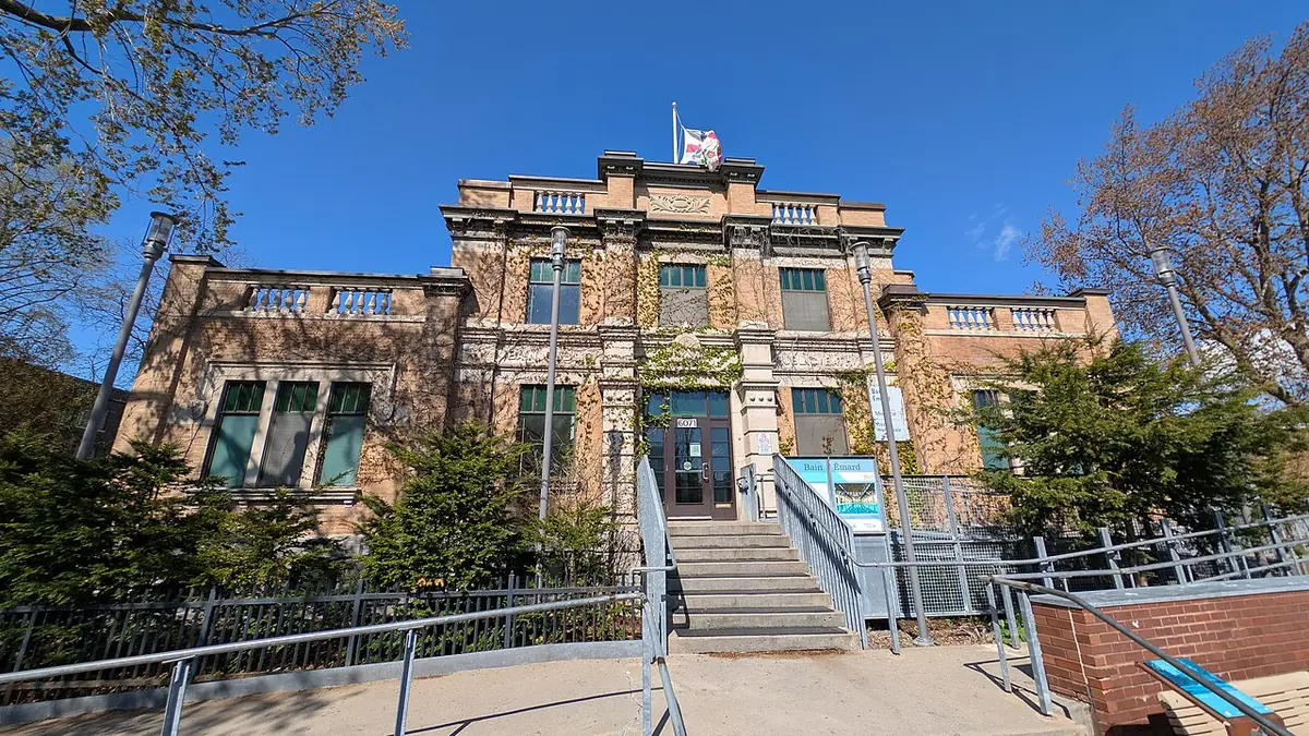 Le Bain Émard, un bâtiment patrimonial de bains municipaux dans l’arrondissement du Sud-Ouest à Montréal