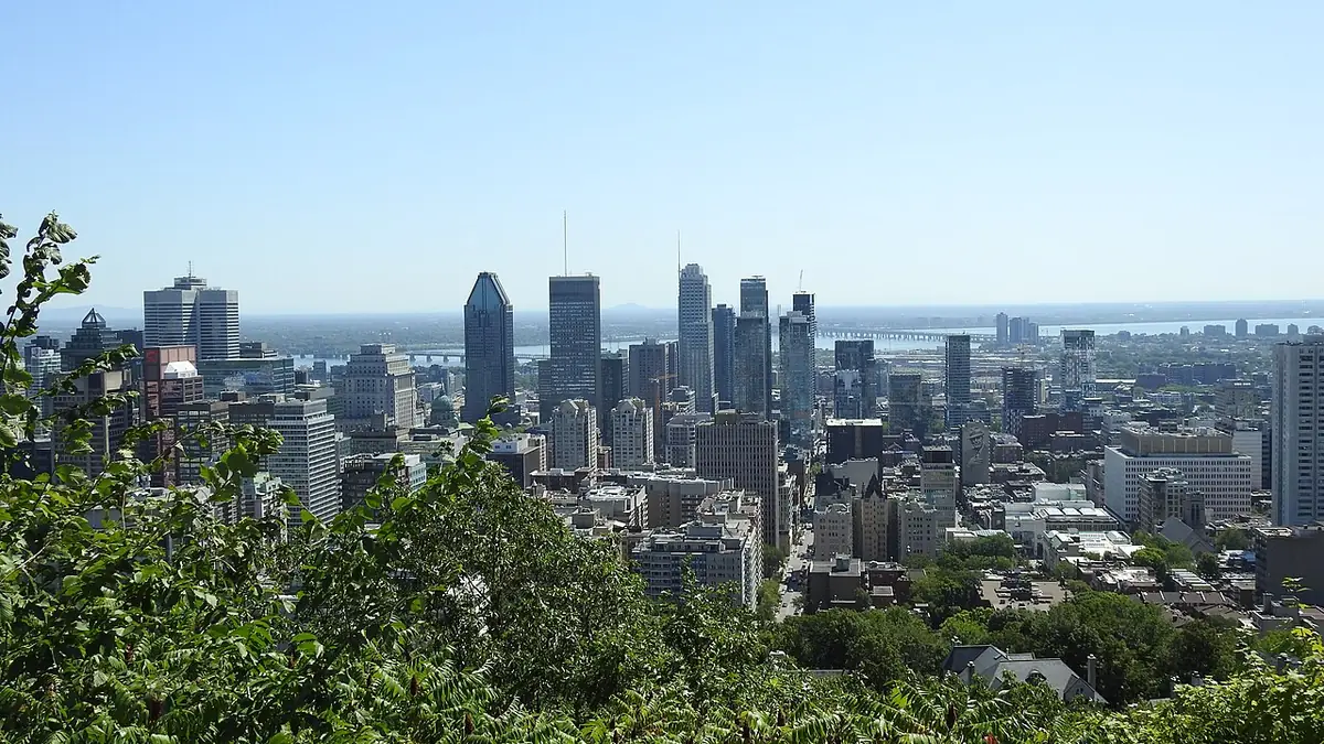 Vue aérienne sur la skyline et les toits de Montréal, jusqu’au fleuve Saint-Laurent