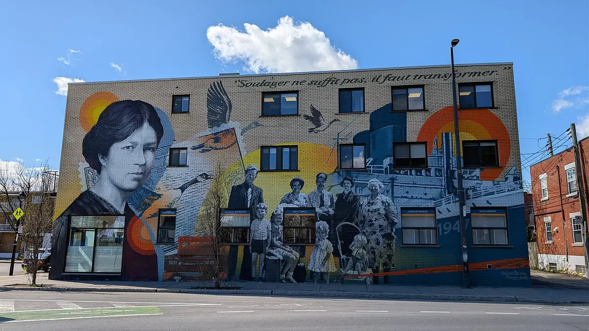 Une murale colorée recouvrant la façade d’un immeuble à Montréal, pour les 75 ans du CSAI