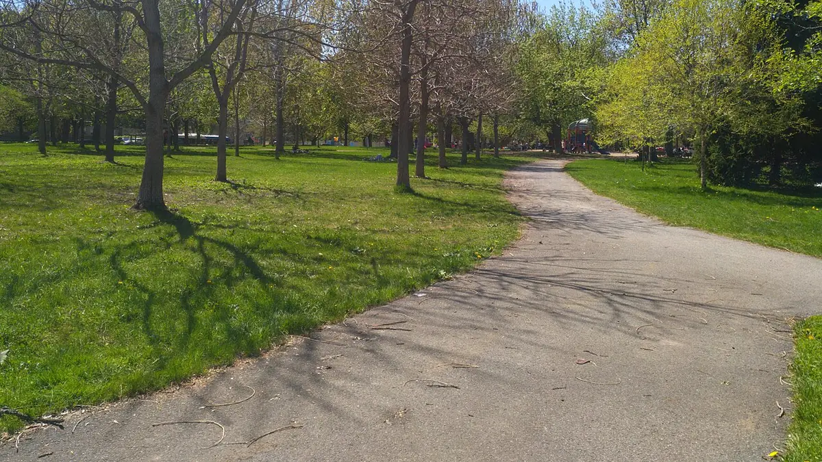 Une allée pavée qui serpente dans un parc verdoyant et ombragé à Montréal