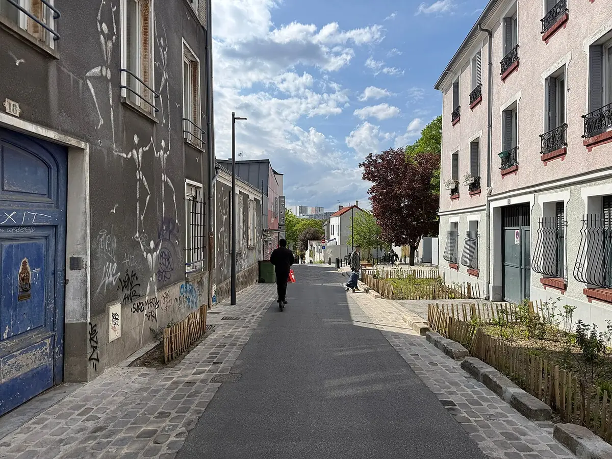 La rue Pierre-Pépin à Montreuil, étroite et pavée sur les bords, bordée de petits immeubles et de plantations