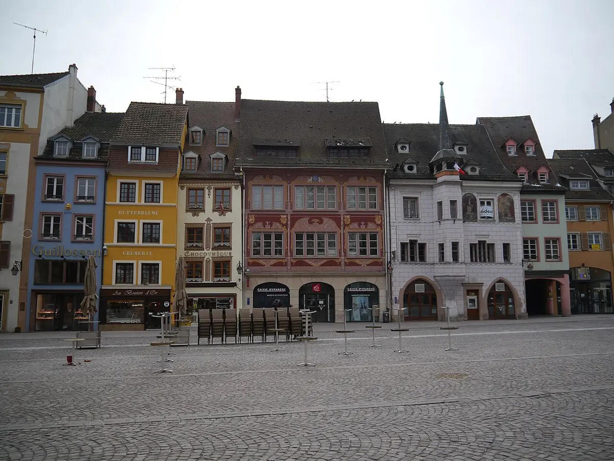 Maisons anciennes aux façades colorées sur la place de la Réunion à Mulhouse