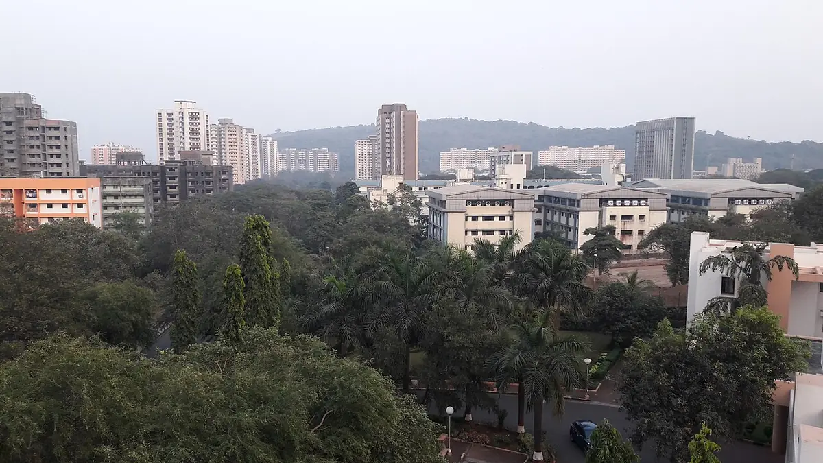 Tours résidentielles et immeubles d'habitation dominant les arbres à Anushakti Nagar, Bombay