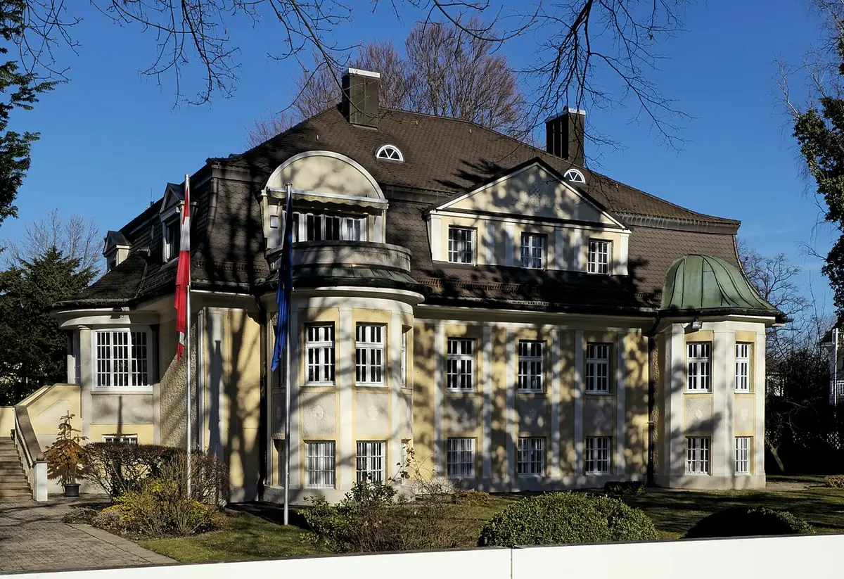 Villa claire à toit mansardé entourée d’un jardin, Donaustraße à Munich