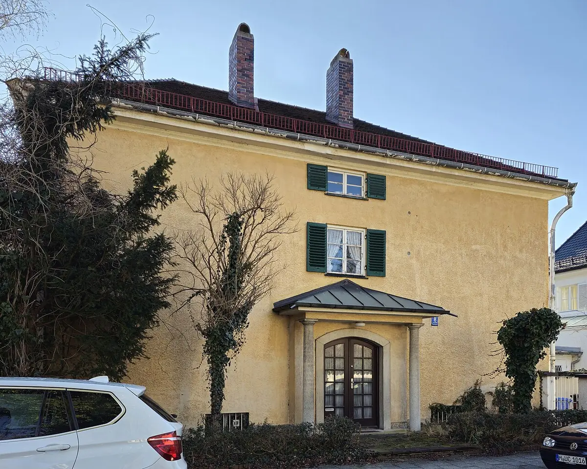 Maison jaune à toit de tuiles et porche d’entrée, Neufahrner Straße à Munich
