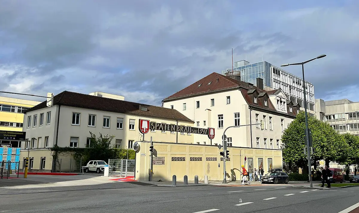 Carrefour de la Marsstraße à Munich devant les bâtiments de la brasserie Spaten-Franziskaner