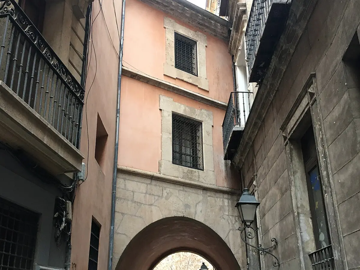 Rue de l’Arco de Santo Domingo avec son clocher et son lampadaire
