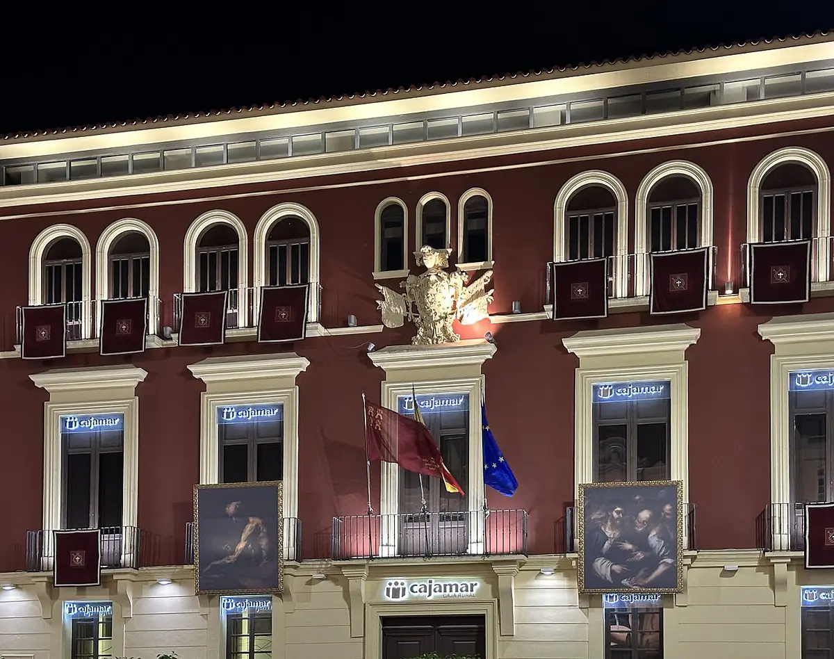 Le palais de González Campuzano illuminé le soir à Murcie