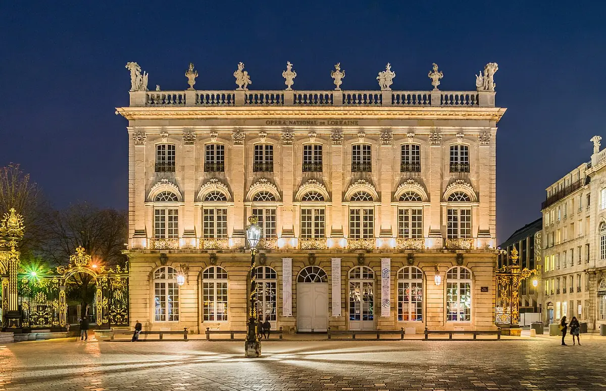 L’Opéra national de Lorraine à Nancy illuminé à la nuit tombée