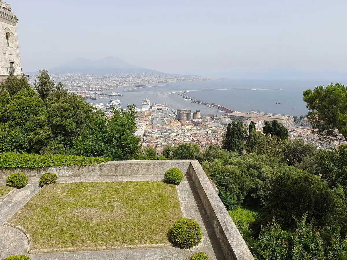 Vue sur Naples et son golfe depuis les jardins de la chartreuse San Martino