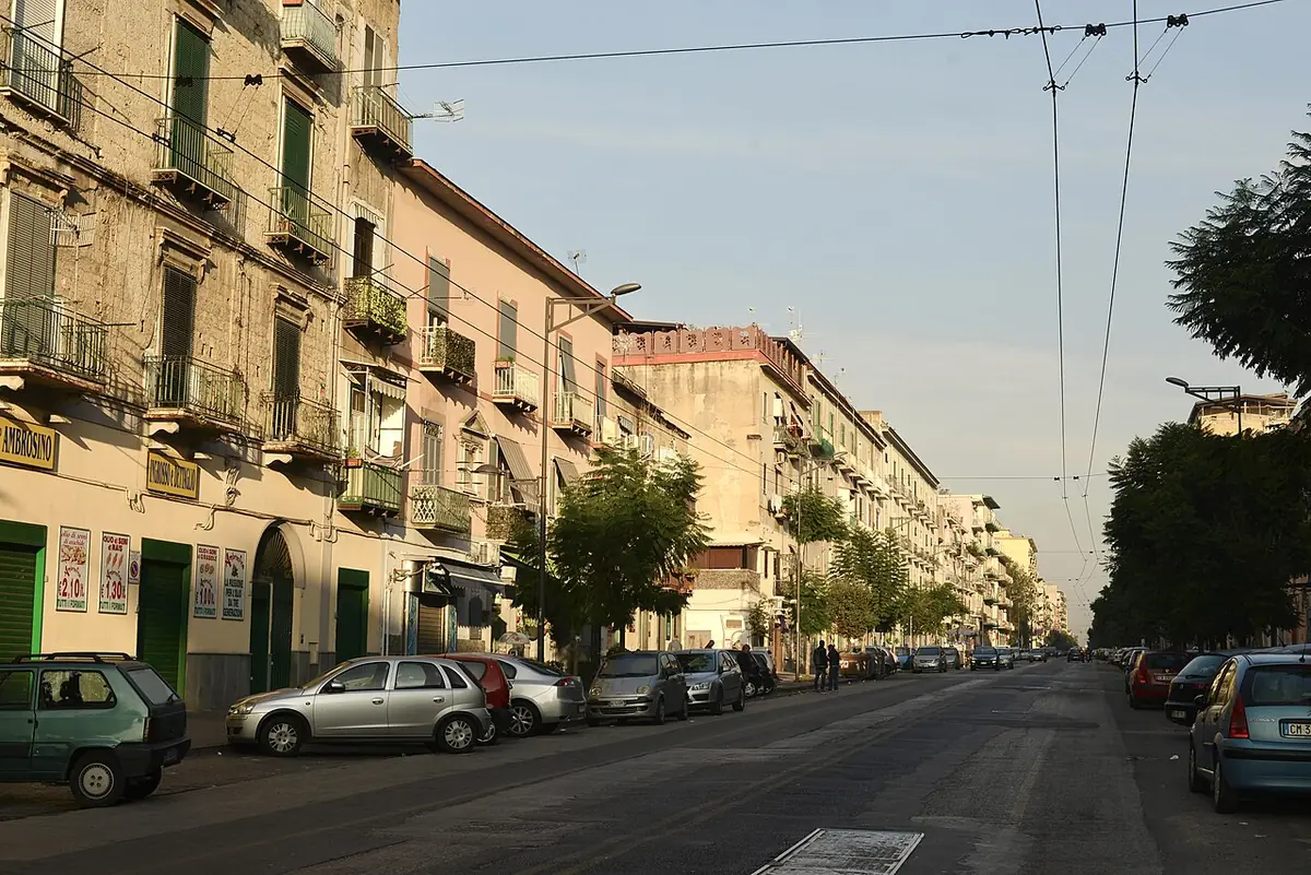Le corso Secondigliano à Naples, immeubles anciens et voitures garées le long du trottoir