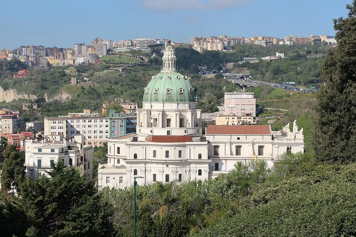 La basilique de l’Incoronata Madre del Buon Consiglio et son dôme vert, immeubles sur la colline