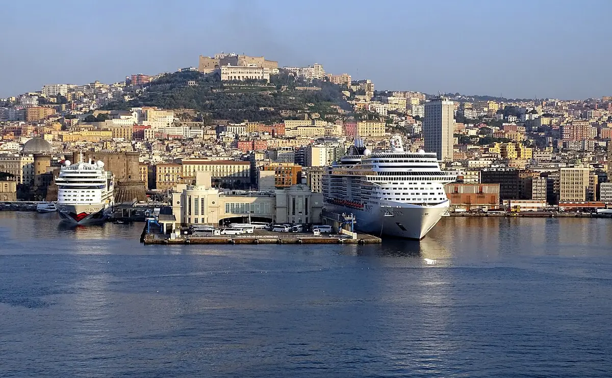 Le port de Naples avec deux paquebots à quai, la ville étagée sur la colline derrière
