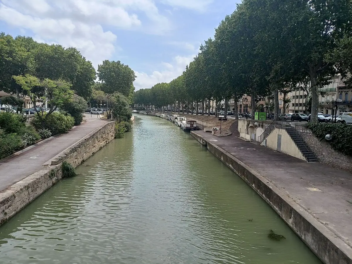Un canal bordé de quais et de platanes au cœur de Narbonne