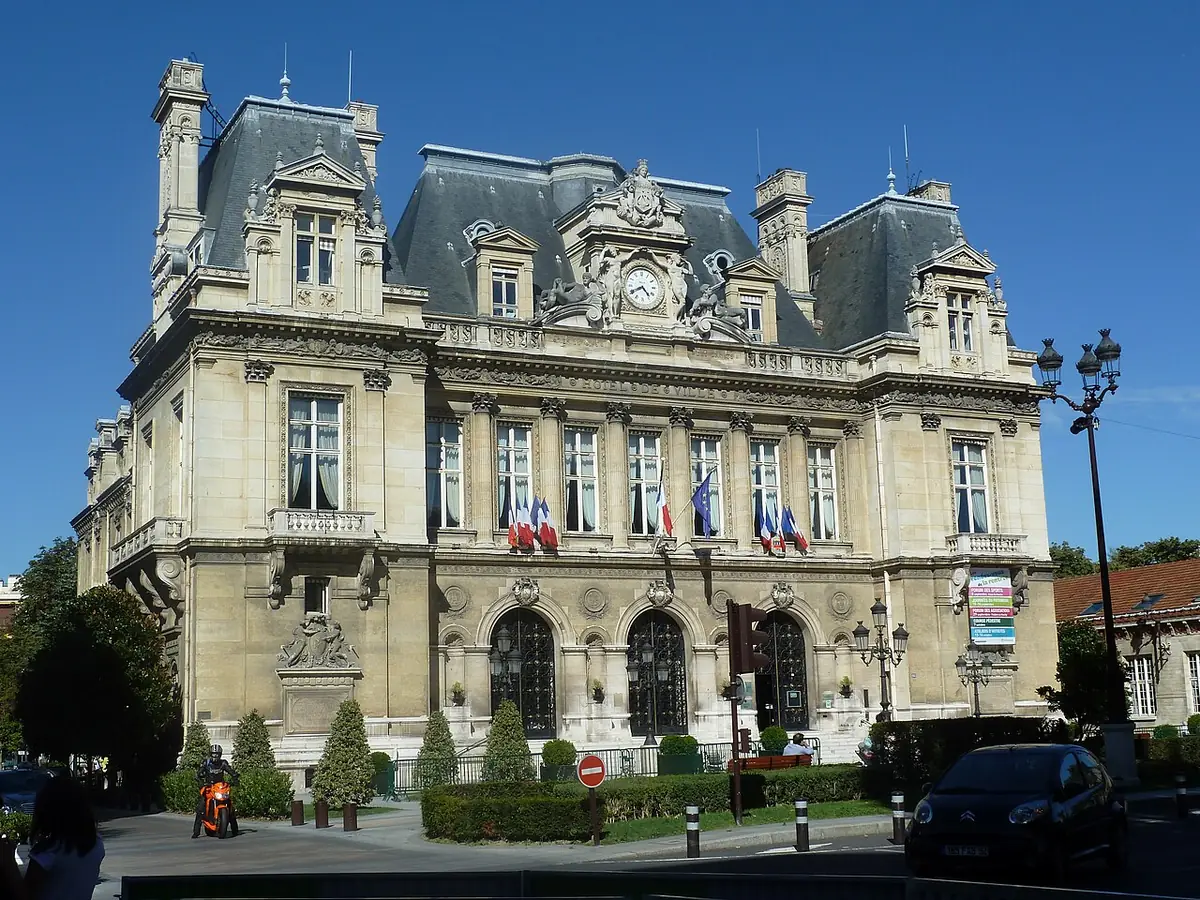 L’hôtel de ville de Neuilly-sur-Seine, façade ornée et toits d’ardoise sous un ciel bleu
