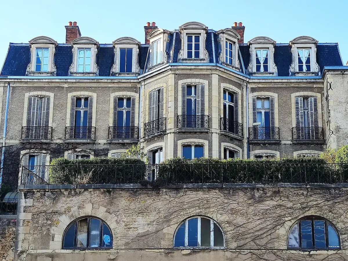 Immeubles bourgeois à toits mansardés et balcons en fer forgé, rue Adam-Billaut à Nevers