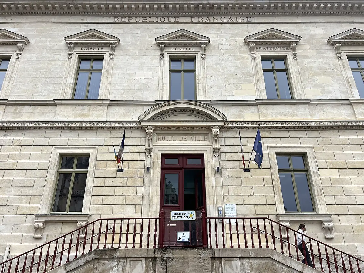 Façade en pierre de l’hôtel de ville de Nevers et son escalier d’entrée