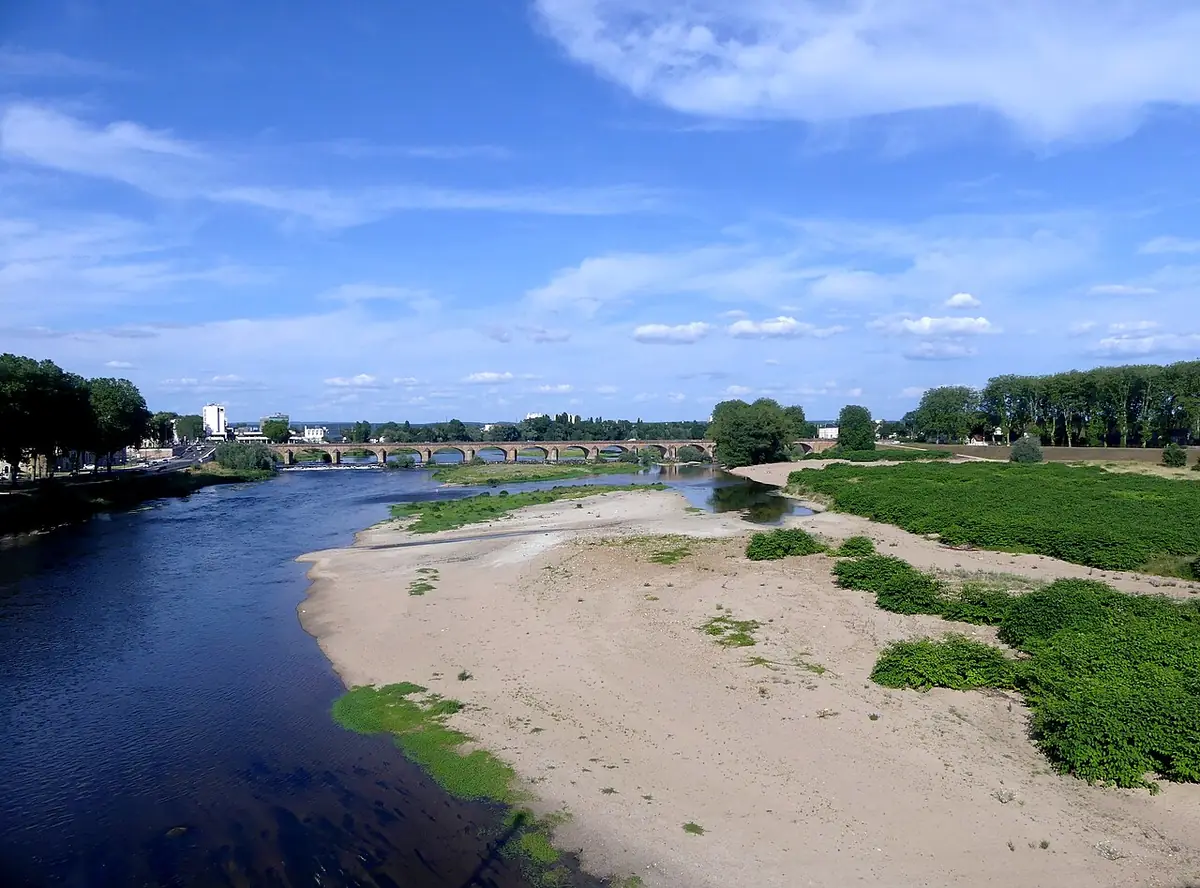 La Loire à Nevers vue depuis le pont ferroviaire, bancs de sable et pont au loin