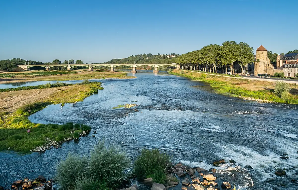 La Loire à Nevers sous une lumière rasante, eaux vives au premier plan et pont à l’horizon