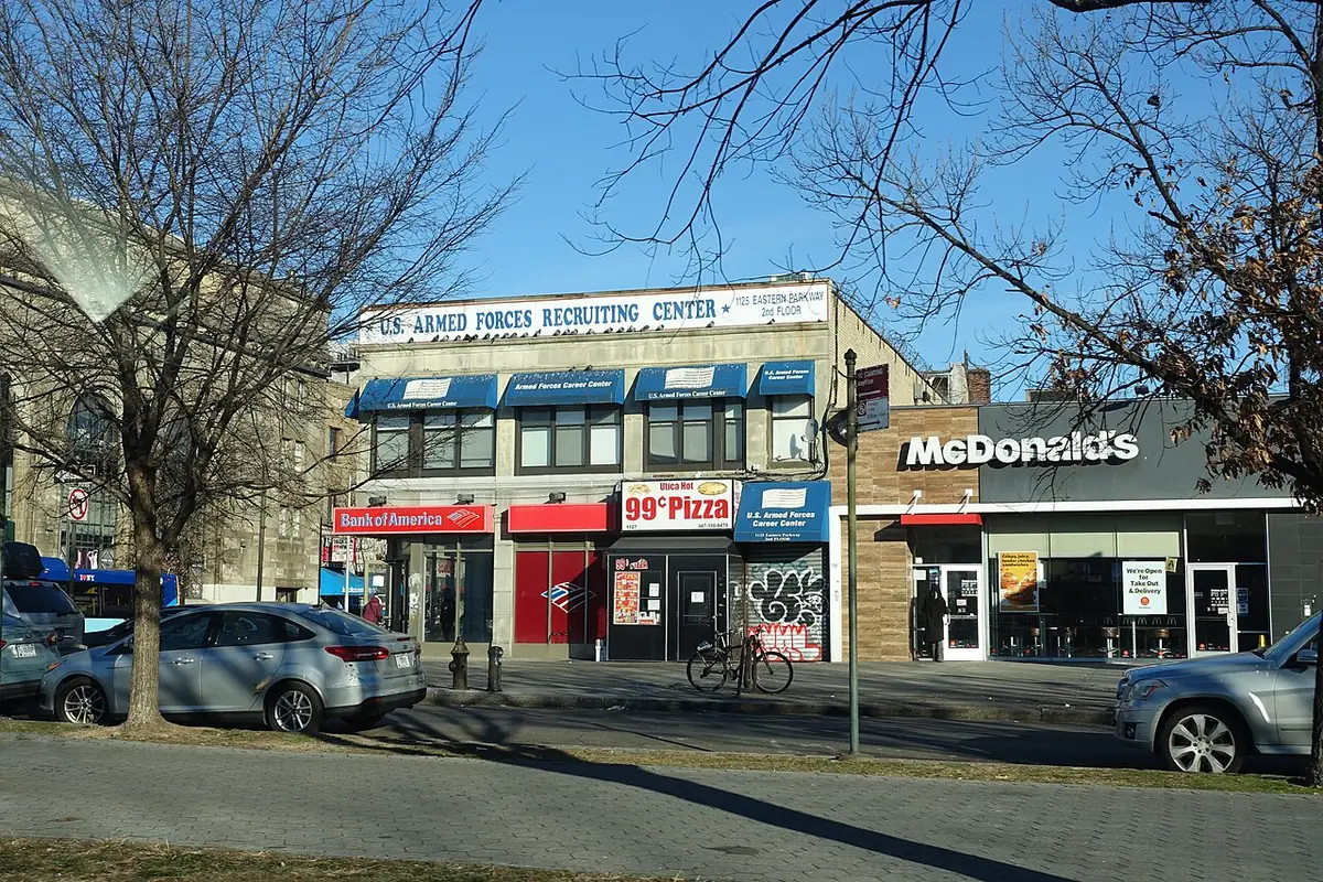 Une avenue de Brooklyn bordée de pizzerias, de restauration rapide et de commerces du quotidien