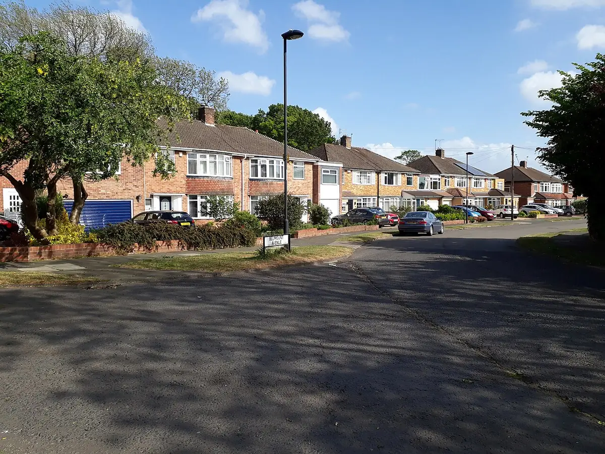 Une rue résidentielle arborée à Melton Park, Gosforth