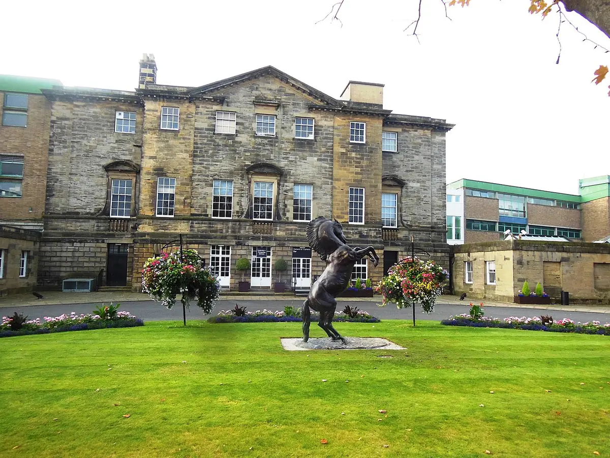 L’entrée majestueuse de l’hippodrome de Newcastle, façade en pierre