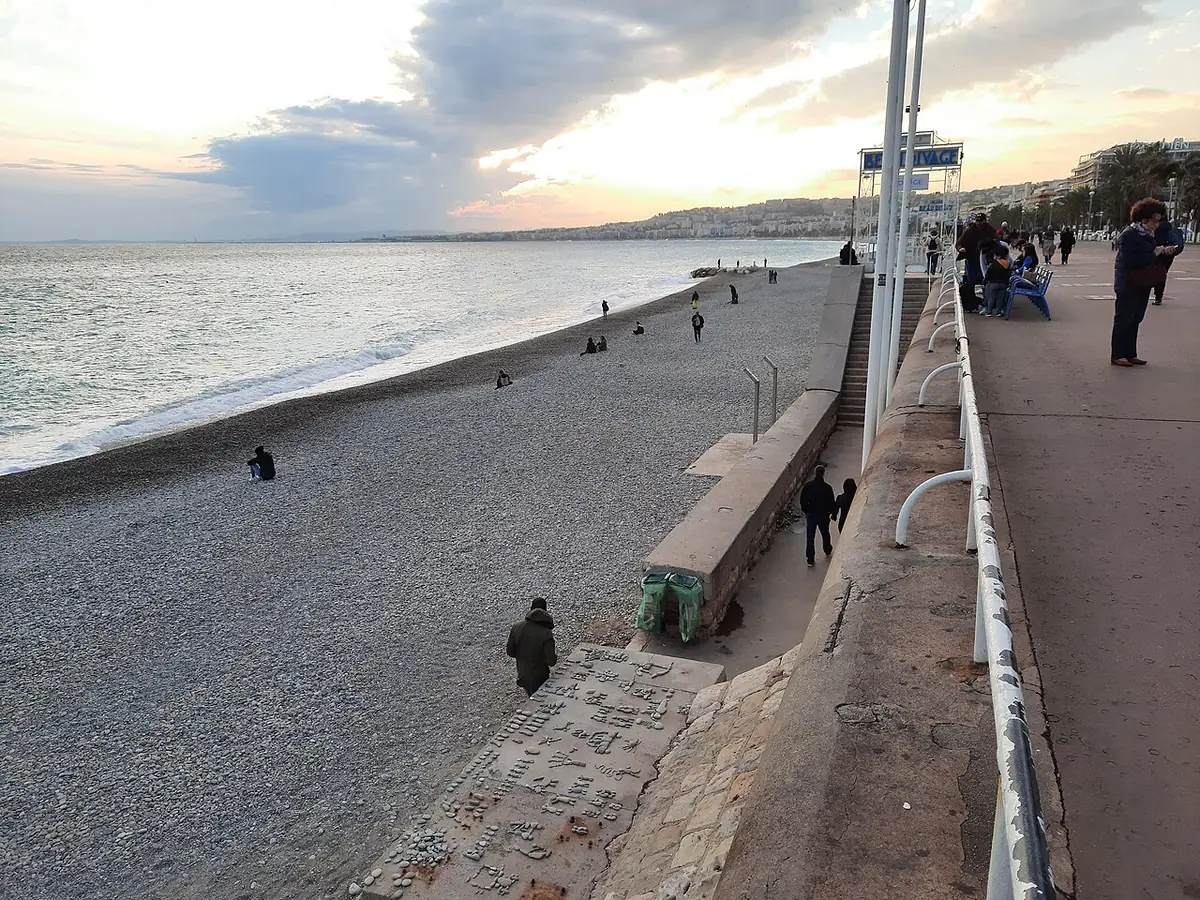 La promenade en bord de mer à Nice au crépuscule